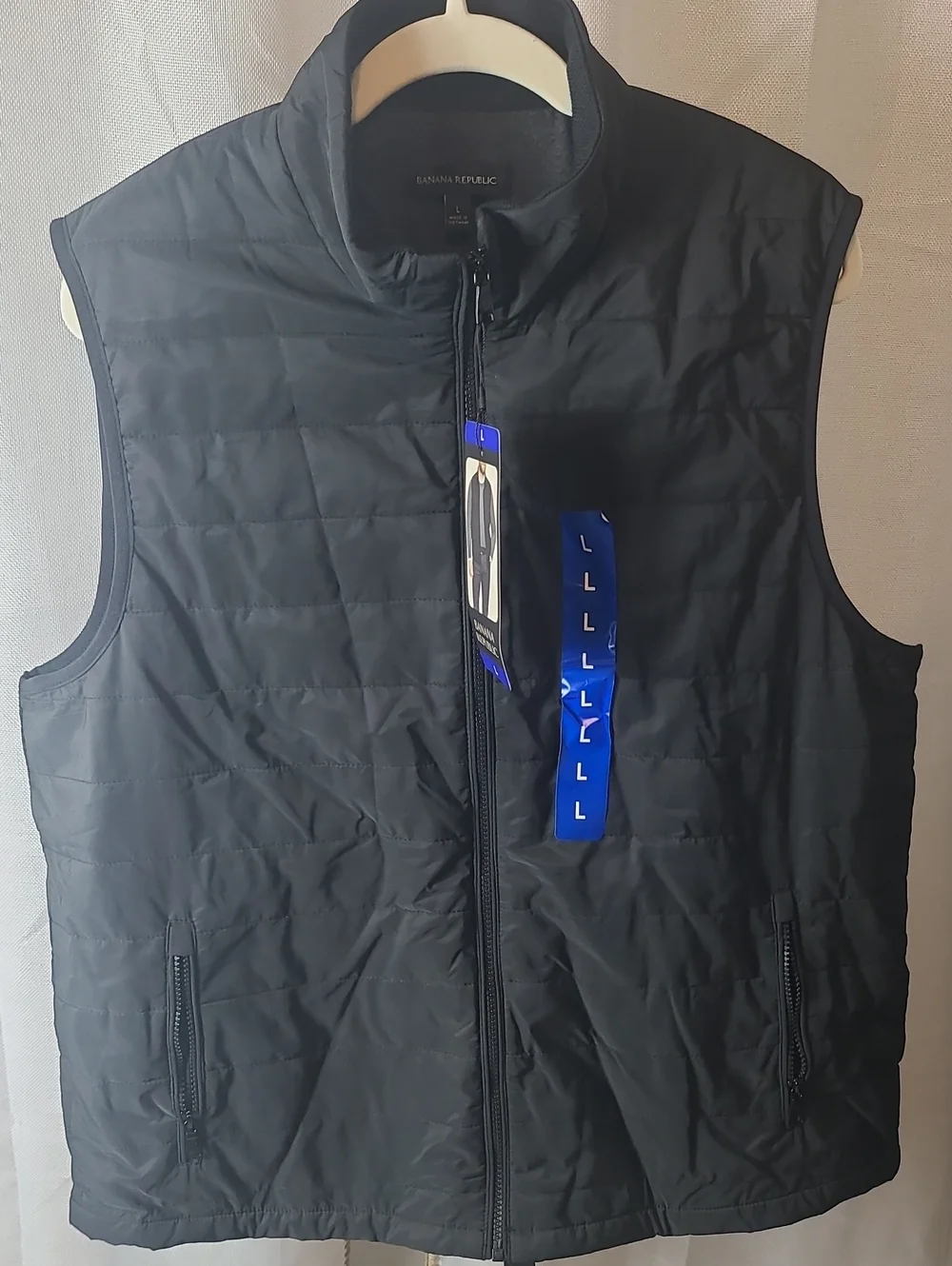 Banana Republic men's quilted vest features a full-zip front and Pockets.  Large